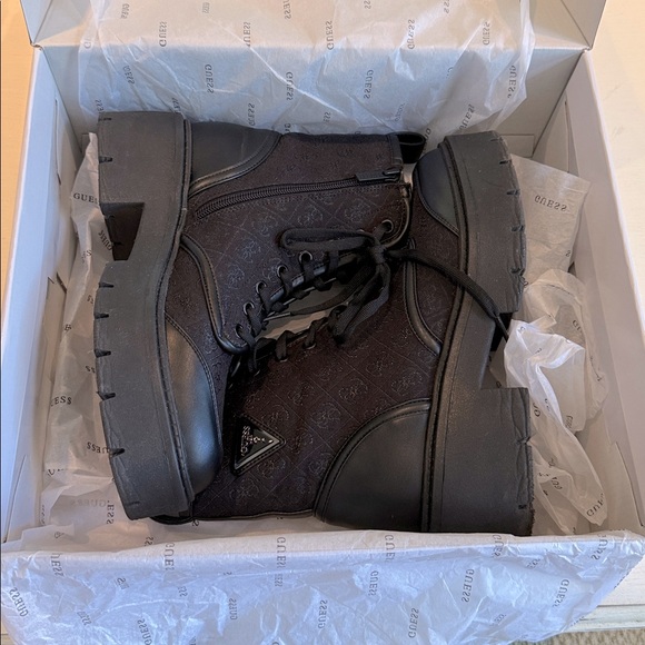 Guess Women's Black Lace-Up Combat Boots sz 9…with Box - Picture 10 of 10